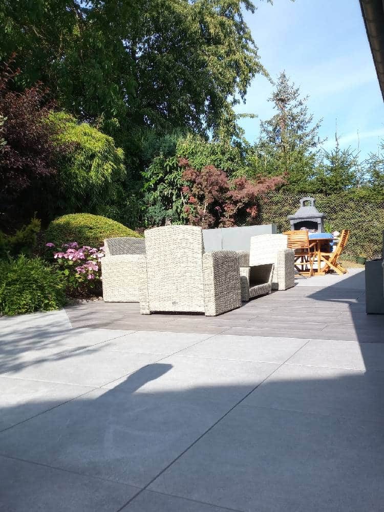 Terrasse en dalles grand format avec salon de jardin
